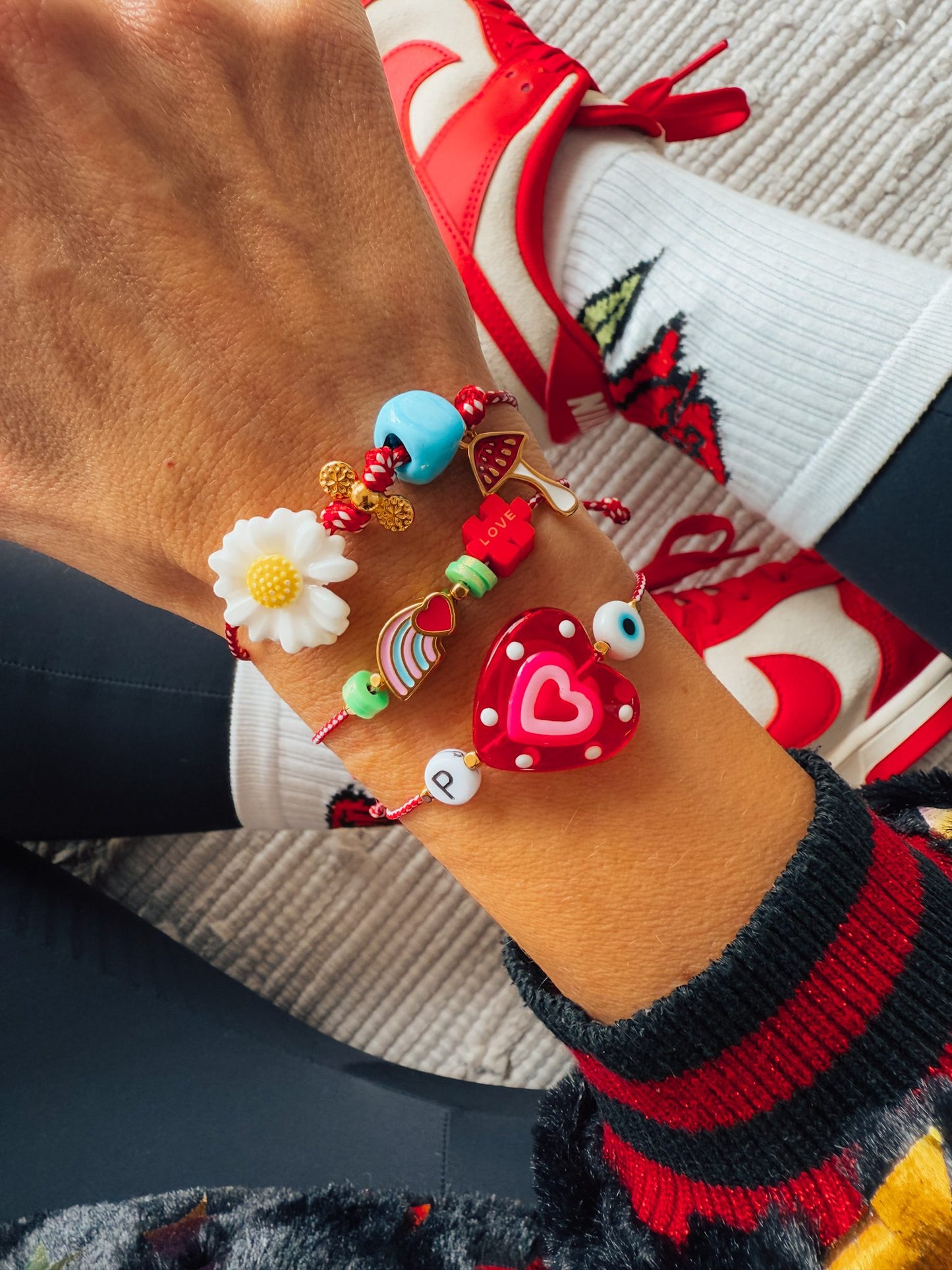 March bracelets with ceramic daisy (Μαρτάκι με μαργαρίτα).